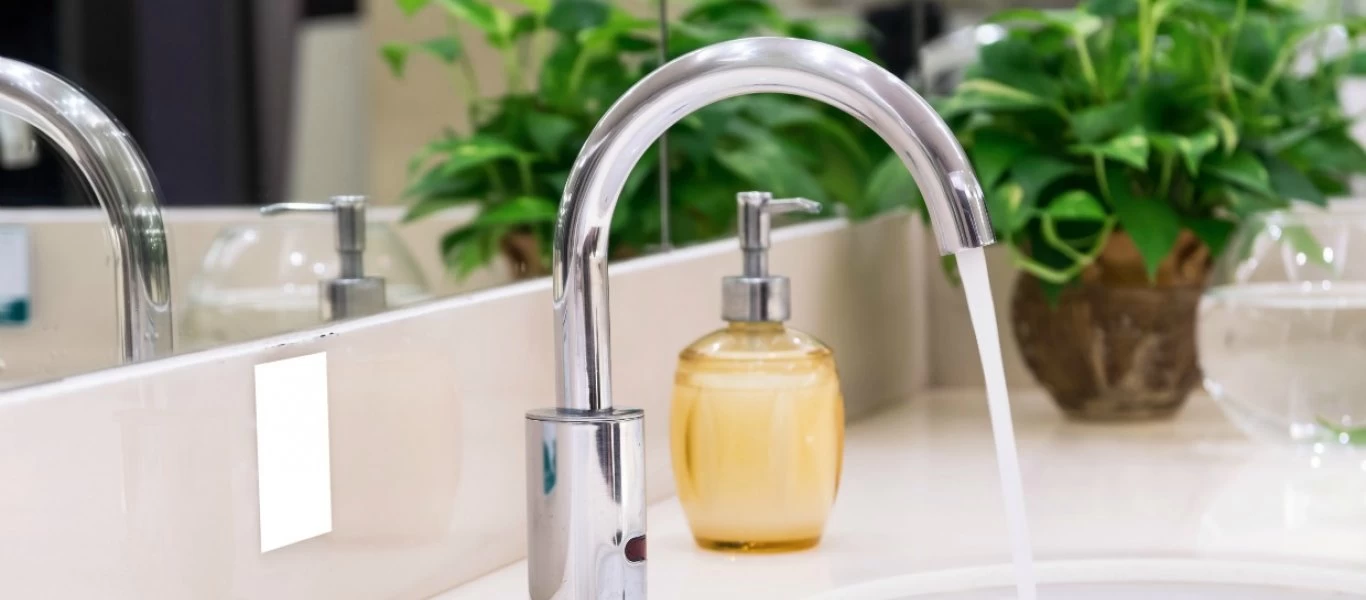 Δείτε πως να καθαρίσετε πανεύκολα τα άλατα από το νεροχύτη και τη βρύση (βίντεο)